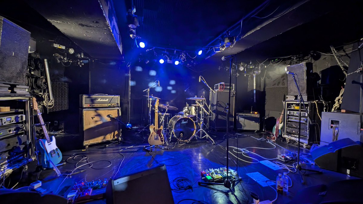 ann01357's tweet image. 2025/09/10  #APART

前から好きでメンション飛ばしてたら日本からメンション飛んできたの私が初めてだったらしく会いたかったよー！ってメンバー全員超懐っこいて良い人達！

ライブは音源以上に繊細で透明感がありながら爆発的な勢いが生まれる時もあって最高です、めちゃエモバンドでした🇫🇷❤️