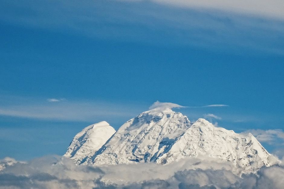 #TuGranViajeConLogitravel #VisitPeru 🥾 Los amantes del trekking encuentran en #Perú un paraíso. En Áncash, el 🏔️ Parque Nacional Huascarán (UNESCO) protege glaciares y montañas. El Huascarán (6,768 m) es la cima más alta del país. Imperdible: la ruta Llanganuco y sus lagunas