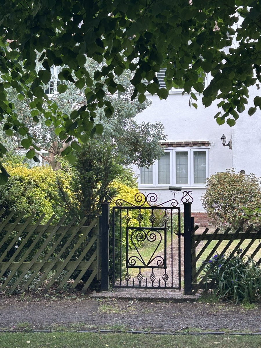 LoveOfGates's tweet photo. The last #frontgateFriday from #TheGroveGates series - hurry home to yours #lovegates https://t.co/01PhvT6gCD