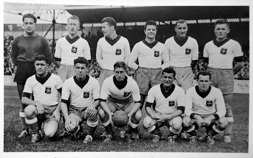 Saviez-vous que le 1er détenteur du Bâton de Bourbotte fut le <a href="/losclive/">LOSC</a> en 1946, vainqueur du 1er Championnat de France d'après-guerre ? 

Ce trophée porte le nom de François Bourbotte, capitaine de cette équipe légendaire !

#HistoireDuBaton #BatonDeBourbotte