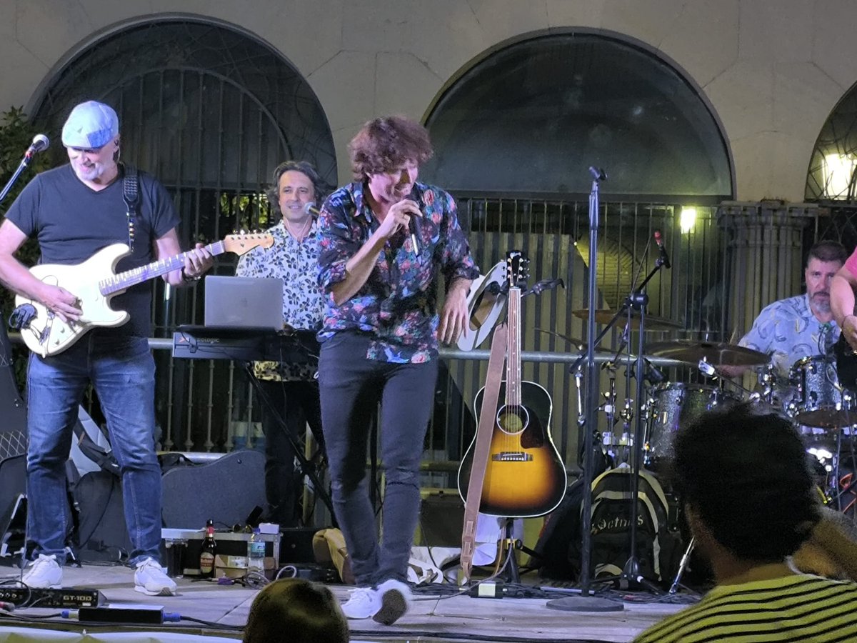 🎸 La Plaza Deán Mazas volvió a vibrar anoche con el concierto de Transistores, que llenó el centro de Jaén de buena música, energía y muchas ganas de pasarlo bien👏🏻

Esta noche tenemos otra cita con el último concierto de este ciclo junto a Pannza Innvisible. ¡Nos vemos allí! 🙌🏻