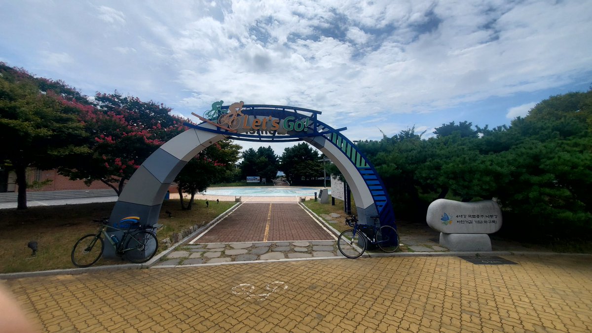 murorancc's tweet photo. お久しぶりです。室蘭工業大学サイクリング部の吉田です。

今秋はツーリングをしに韓国に来ました！予定としては2週間で釜山ー仁川間、韓国本土を縦断します🚴

気になる自転車事情はとても充実！全国に自転車道と休憩所があるため初心者でも安心！
自転車パスポートでスタンプラリーなんてことも！ https://t.co/RDdMGul7ZF