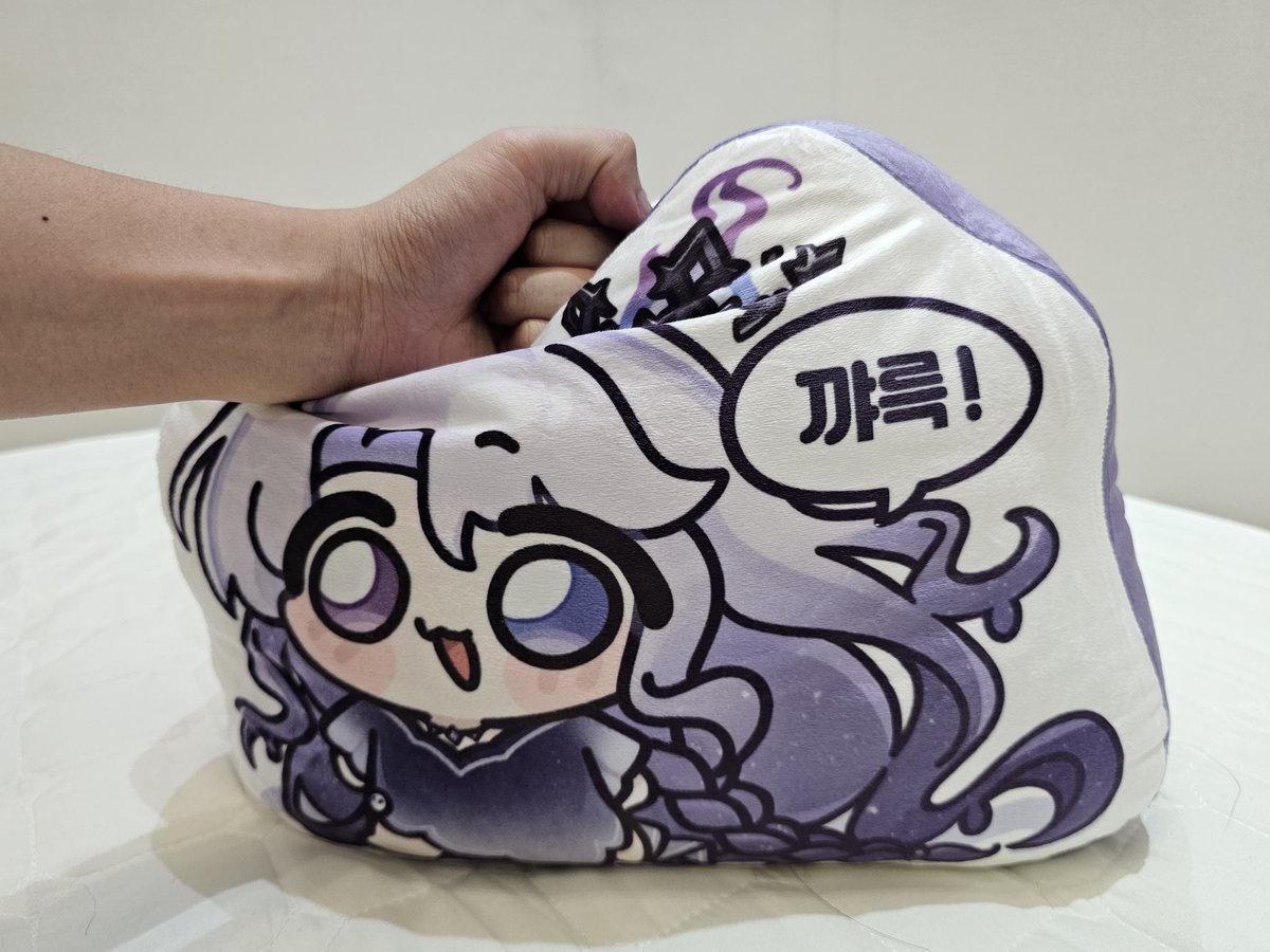 님들아 졸라 귀여운 존붕이 쿠션을 봐주세요 ㅋㅋㅋㅋ
진짜 개귀엽네 딸랑구,,,,