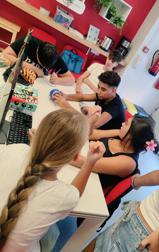 Al grup de secundaria de #Kumpania comencem fort el curs:
🔵Creació de portades de llibretes amb un plus de creativitat
🔵Tasques educatives
🔵Jocs de taula sobre vocabulari, rapidesa i camps semàntics

Sense presa, però sense pausa.⌛ Comença un nou curs, un nou repte.

#FSE #UE