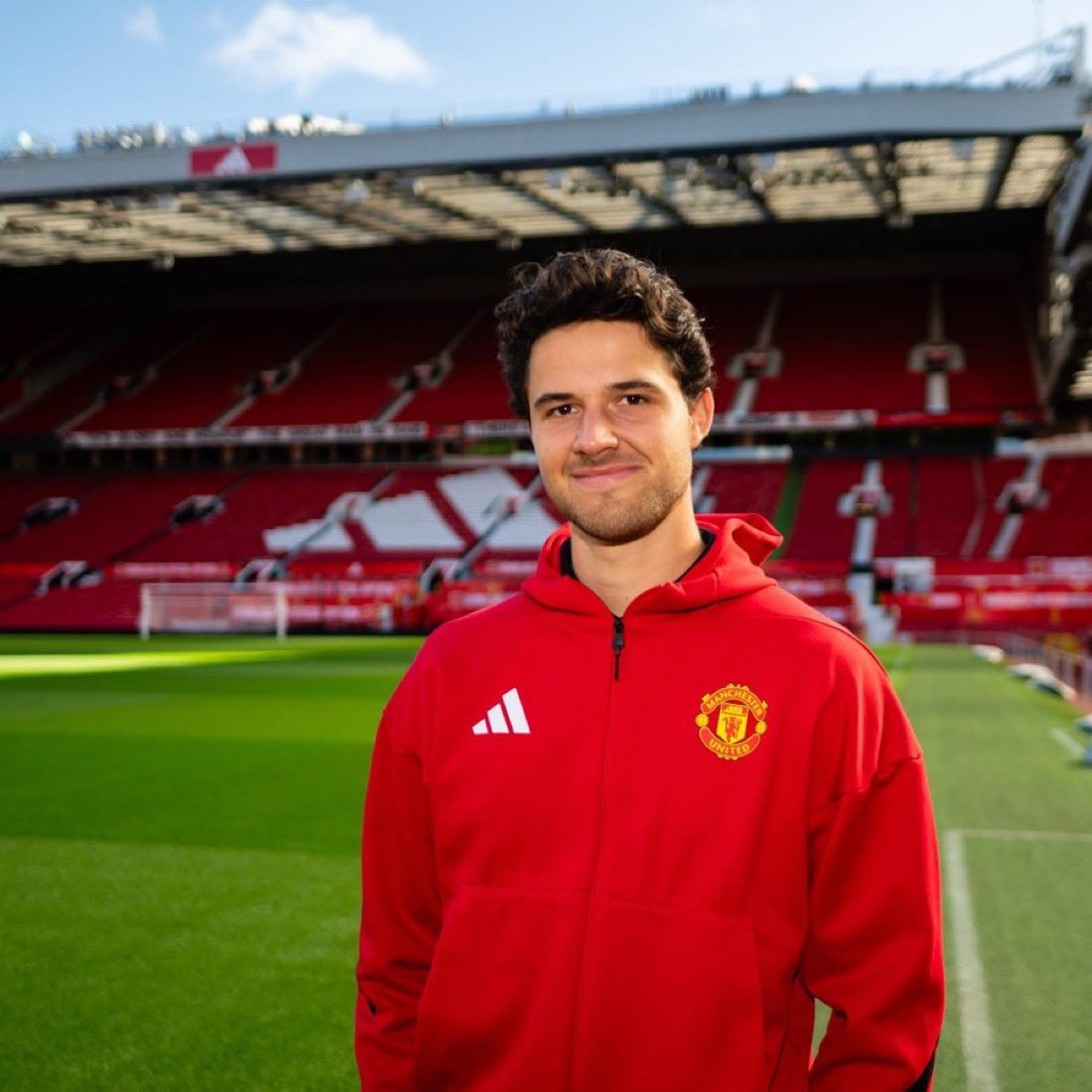 Manchester United fans, who should start the  Manchester Derby this weekend? Altay Bayindir or Senne Lammens? 

I say Lammens 😌

#MUFC #PremierLeague