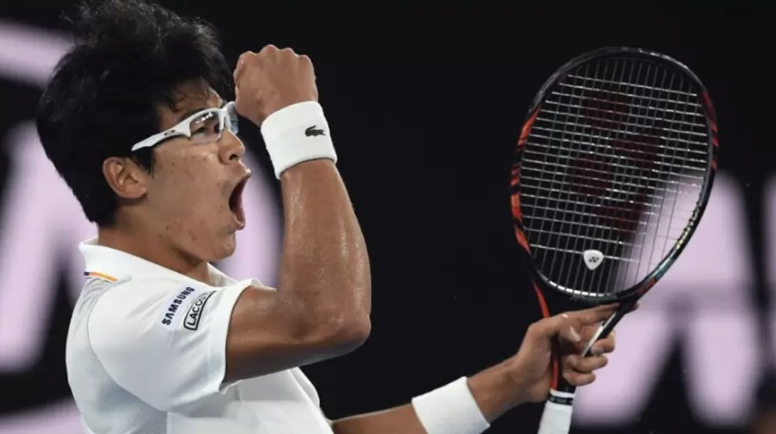Lontanissimo dalla luce dei riflettori, Hyeon #Chung sta provando a tornare nel #tennis che conta

L'ex numero 19 del mondo e semifinalista agli Australian Open 2018 (dove sconfisse Djokovic, Zverev e Medvedev) è rientrato nei primi 400 ATP dopo anni a combattere con serissimi