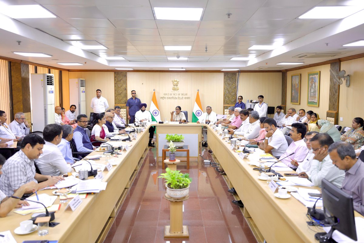 आज दिल्ली सचिवालय में साउथ दिल्ली लोकसभा क्षेत्र में चल रहे विकास कार्यों की प्रगति पर सांसद श्री रामवीर सिंह बिधूड़ी जी की उपस्थिति में जनप्रतिनिधियों और अधिकारियों के साथ समीक्षा बैठक की।

जनहित के विकास कार्य तेज़ी से आगे बढ़ें, इसके लिए सभी अधिकारियों को निर्देश दिए गए हैं कि