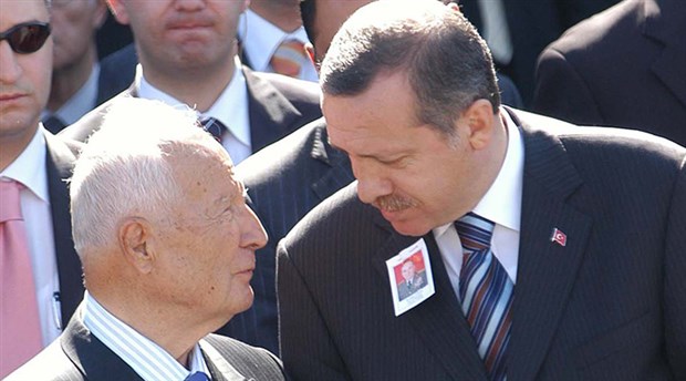 #12Eylül darbesi işçi sınıfına, halkımıza ve devrimcilere saldırdı. Bu sayede yıllardır ülkemizi talan eden gerici, işbirlikçi, halk düşmanı AKP iktidarına giden sürecin zemini oluşturuldu.

12 Eylül zihniyetinden ve onun devamı olan AKP iktidarına karşı mücadeleye devam