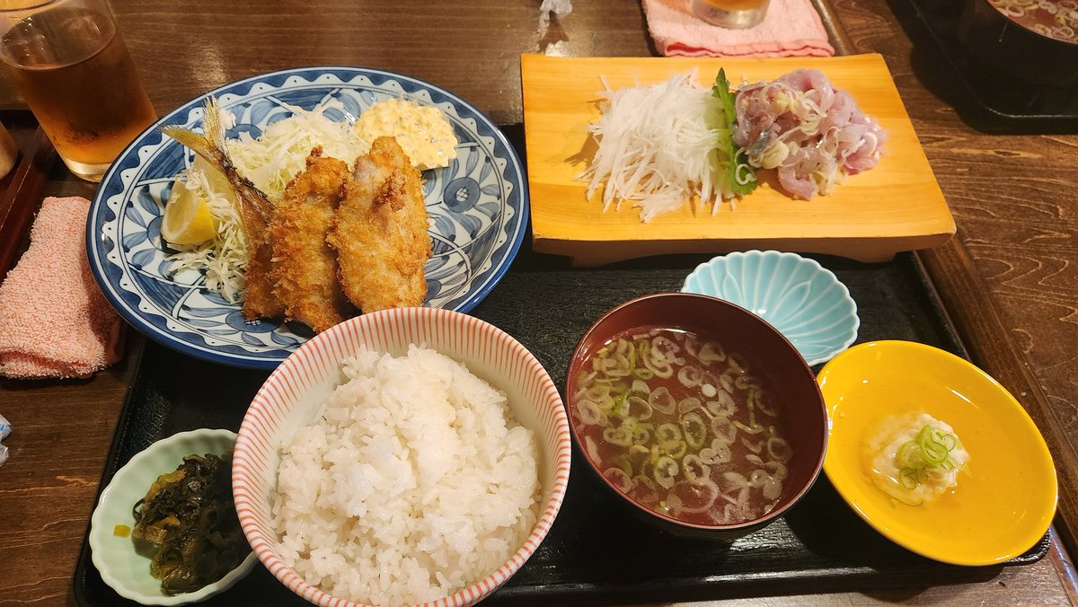naruy0's tweet photo. 友達とランチ💮
黄金アジのお店30分待って入店❣️
これを最後に今日からダイエッタ～
まずはファスティングする https://t.co/joJE4Ia4Fd