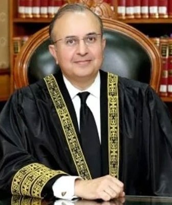 "بیوی کا نان و نفقہ اسکی رخصتی یا ازدواجی تعلقات سے مشروط نہیں کیا جا سکتا،بیوی کا نان و نفقہ نکاح ہوتے ہی از خود شوہر پر لازم ہوجاتا ہے" 

سپریم کورٹ میں جسٹس منصور علی شاہ کے جاری فیصلے میں کہا گیا ہے کہ "نان و نفقہ بیوی کا غیر مشروط حق ہے اور شوہر پر لازم ہے کہ وہ اسے ادا