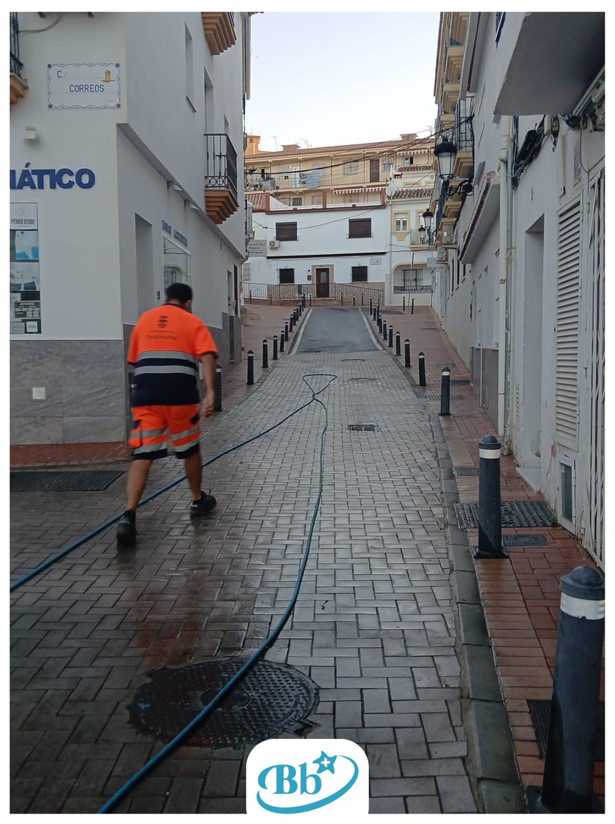 🌞 Buenas tardes, Benalmádena. Hoy nuestra jornada continúa en C/ Velarde, donde la limpieza con hidro devuelve el brillo a cada rincón ✨
#BenalmádenaBrillaMás