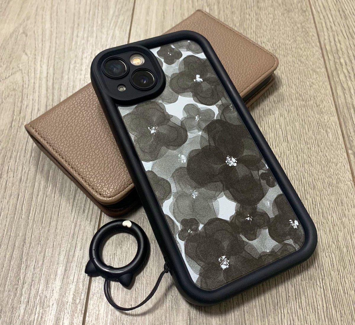 harusyuharu's tweet image. 16e祭で、また新しいiPhone欲しいなの発作が出かけたのでケース買い替えました。
メイン13 サブ12でまだ戦うわ🔥
機能的におばちゃんには何の問題ないのよ 13でも12でも。
（猫たちの写真がねー。本音はproとかで綺麗なの撮りたい🫣）