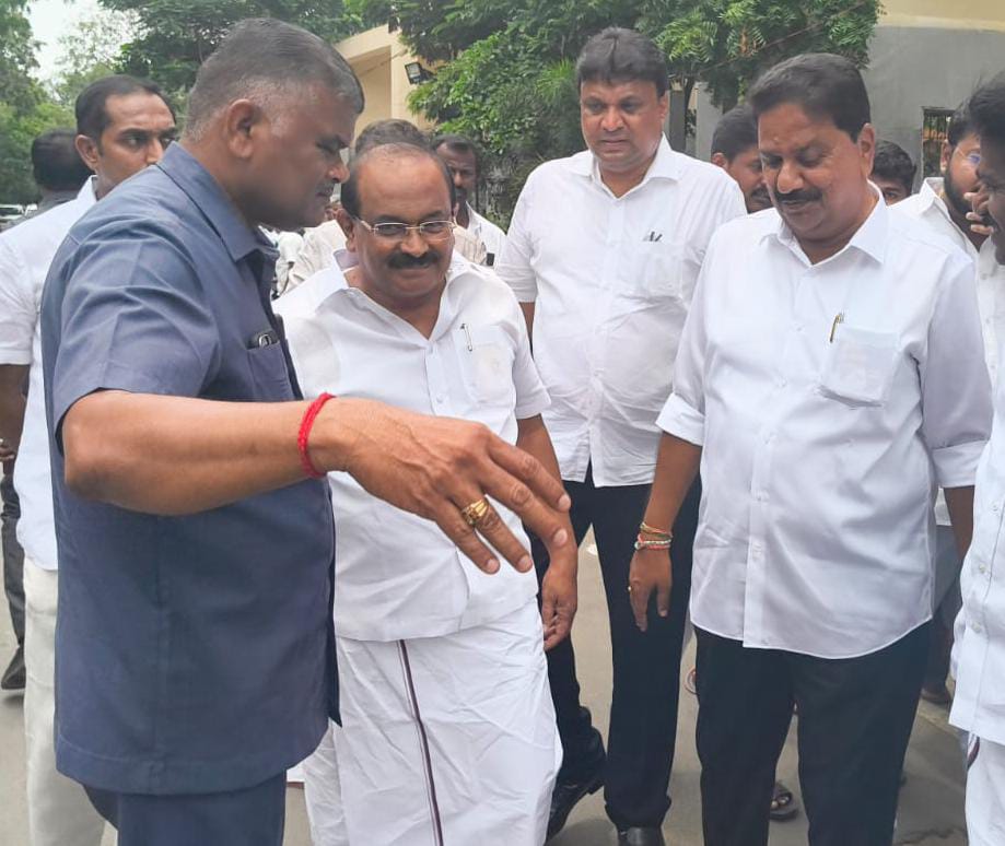 KVS. சீனிவாசன் (@srinivasansha13) on Twitter photo மாண்புமிகு முதலமைச்சர் தளபதி #மு_க_ஸ்டாலின்* அவர்களின் சம்பந்தியும் மாண்புமிகு துணை முதலமைச்சா் அண்ணன் #உதயநிதி_ஸ்டாலின்* அவா்களின் மைத்துனர் #திரு_சபரீசன்* அவர்களின் தந்தையாருமான #திரு_வேதமூர்த்தி* அவர்கள் உடல்நலக்குறைவால் மறைவுற்ற நிலையில், இன்று அவர்களது இல்லத்தில் மாண்புமிகு முதலமைச்சர் தளபதி #மு_க_ஸ்டாலின்* அவர்களின் சம்பந்தியும் மாண்புமிகு துணை முதலமைச்சா் அண்ணன் #உதயநிதி_ஸ்டாலின்* அவா்களின் மைத்துனர் #திரு_சபரீசன்* அவர்களின் தந்தையாருமான #திரு_வேதமூர்த்தி* அவர்கள் உடல்நலக்குறைவால் மறைவுற்ற நிலையில், இன்று அவர்களது இல்லத்தில்