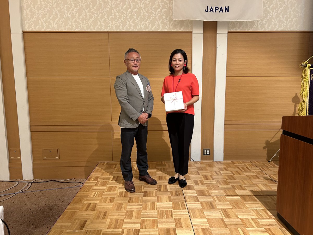本日は、第2643回 9月第2例会を開催しました。

米山奨学生に奨学金の授与に始まり、会員誕生日・結婚記念日・夫人誕生日などの祝福、ポールハリスフェロー＋1バッジの授与など盛りだくさんの内容でした。
ゲストとして『NPO法人 あいちかすがいっこ』代表の松元永己様をお迎えし、卓話を頂きました。