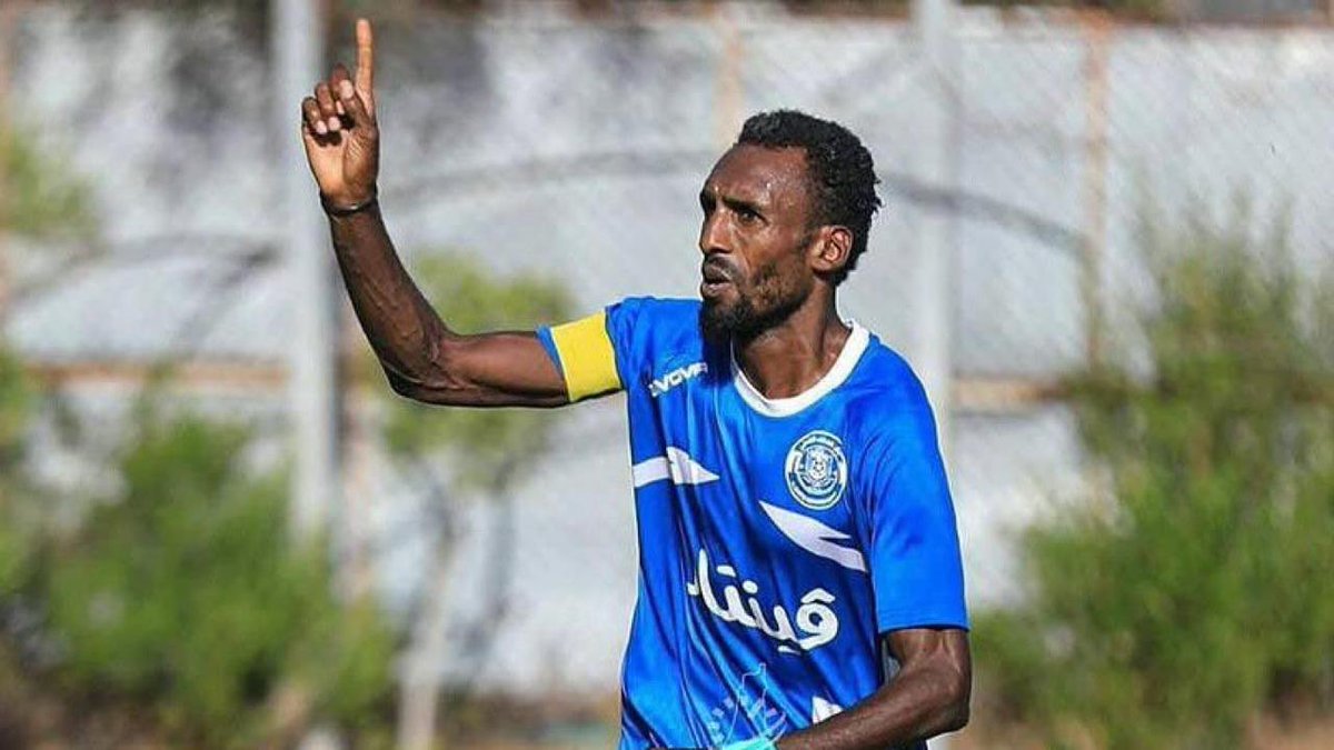 🕊️Suleiman Al-Obeid, 41 años, padre de 5 hijos, asesinado por disparos israelíes mientras esperaba ayuda humanitaria en Gaza. 
Leyenda del fútbol palestino, jugó en Khadamat Al-Shati, en Cisjordania y en la selección, anotando más de 100 goles. Símbolo de un pueblo que resiste.