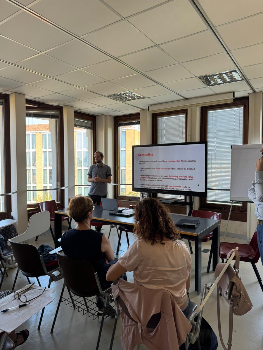 2/4 In Aula Valent, a session, chaired by Eugenio Petrovich, featuring papers by Mees van Santen on 'Measuring development: Rethinking the HDI through Co-Production and Political Legitimacy' #ENPOSS2025