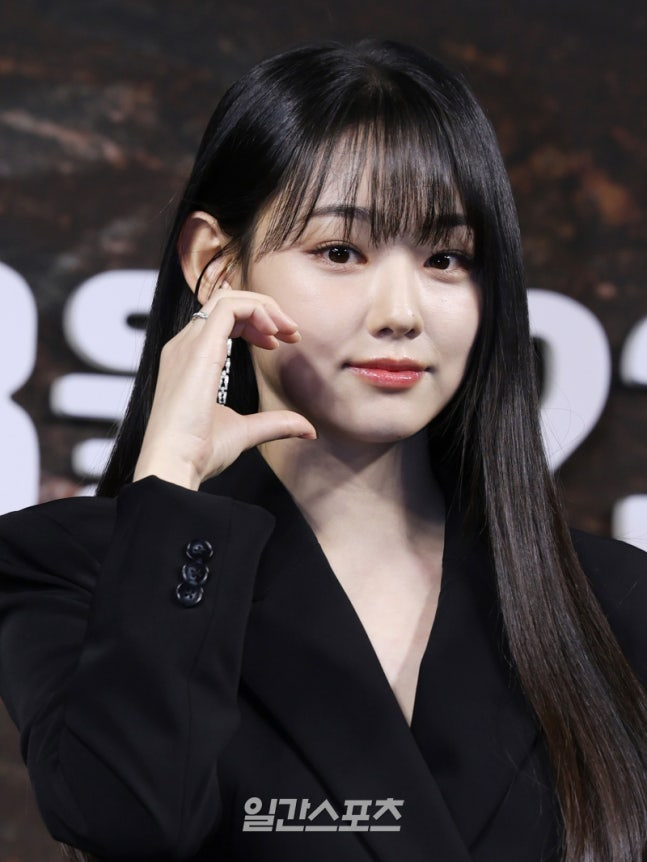 #KangMina unfortunately won't be able to join the #IOI 10th anniversary reunion project. The discussed schedule for the reunion promotions overlapped with the drama filming &amp; promotional period. 

After a long discussion, they respected the artist's wish to focus on acting and