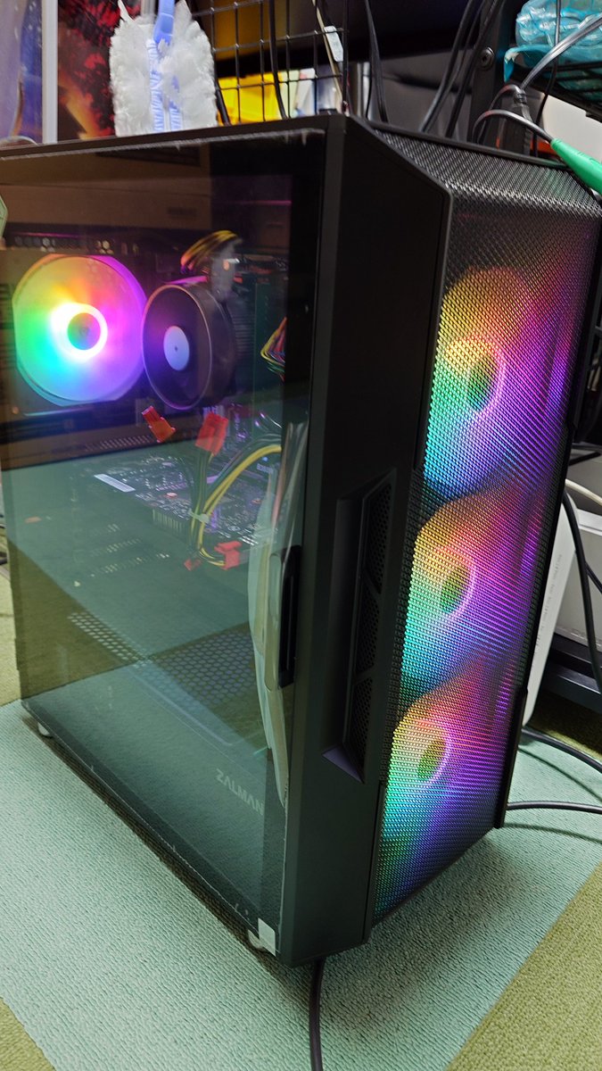 なんか光ってる箱が届いた。
キレイ。