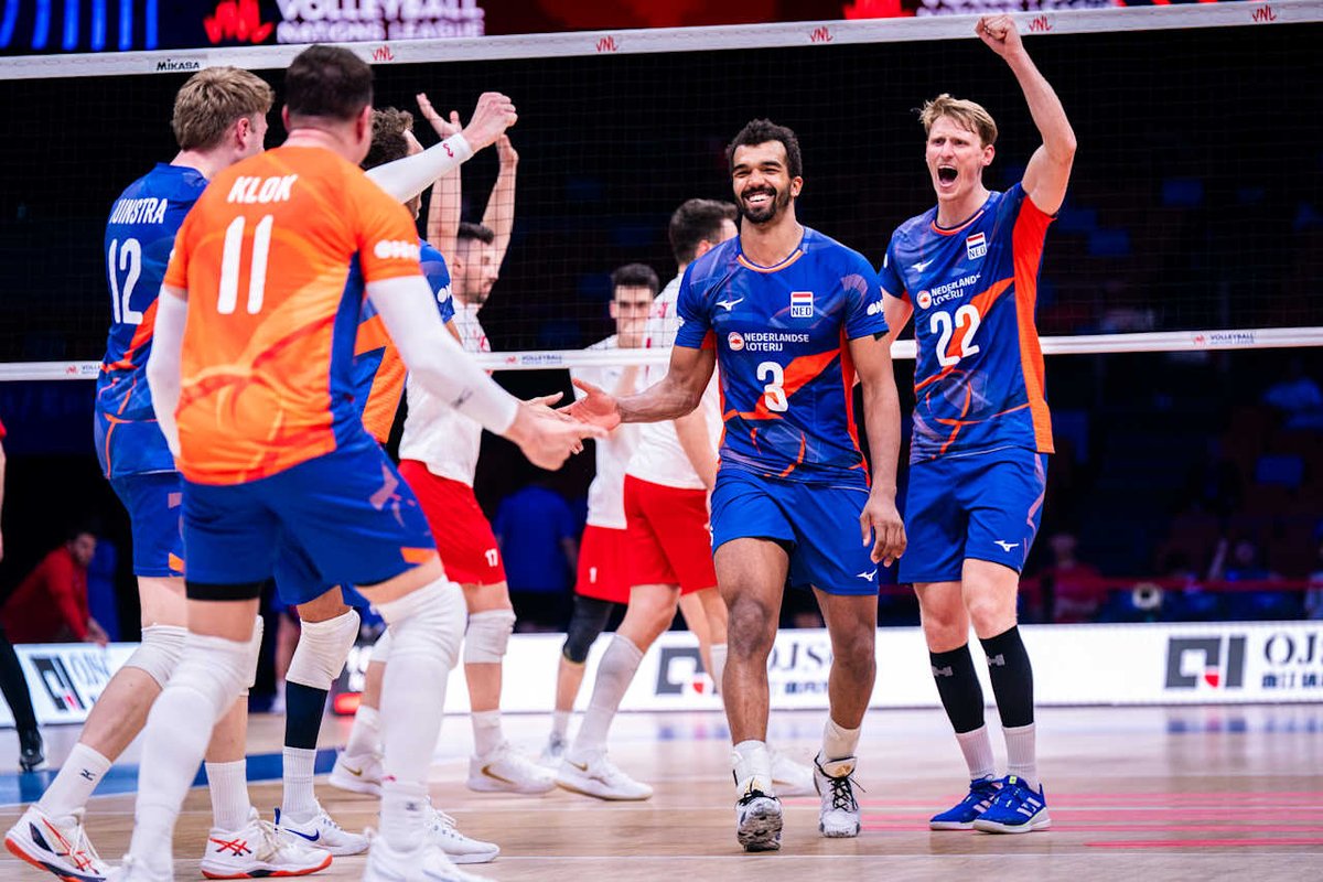 𝗙𝗶𝗿𝘀𝘁 𝗺𝗮𝘁𝗰𝗵𝗱𝗮𝘆! 🔥 Om 12.00u openen we het WK 2025 met een wedstrijd tegen Qatar.

Ready to bring the heat! 🌡️ Meekijken kan via NOS.nl, de NOS-app en VolleyballWorld.TV. 🫡

#LangeMannen #TeamNL #MWCH