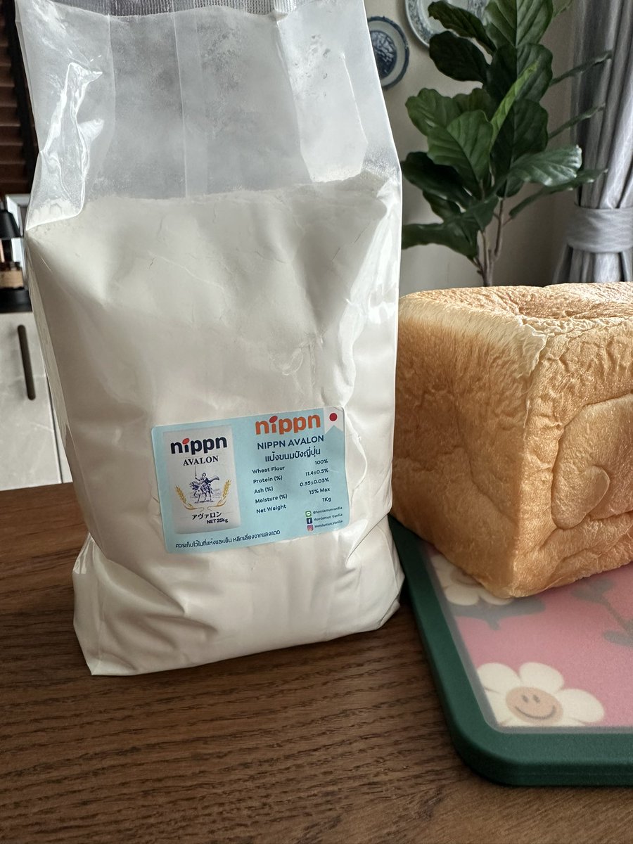 มาแปะสูตรโชคุปังสูตรใหม่ค่า

Super Soft Shokupan 

สำหรับพิมพ์ 450 g จำนวน 1 พิมพ์

สูตรนี้ใช้เทคนิค poolish นะคะ เหมาะกับคนใจเย็นรอได้ค่ะ

🍞Poolish
แป้ง Nippn Avalon (หรือแป้งขนมปังที่มีโปรตีน 12% ขึ้นไป) 75 g
น้ำเปล่าอุณหภูมิห้อง 75 g
ยีสต์สำหรับขนมปังหวาน 0.75 g

🍞Main dough