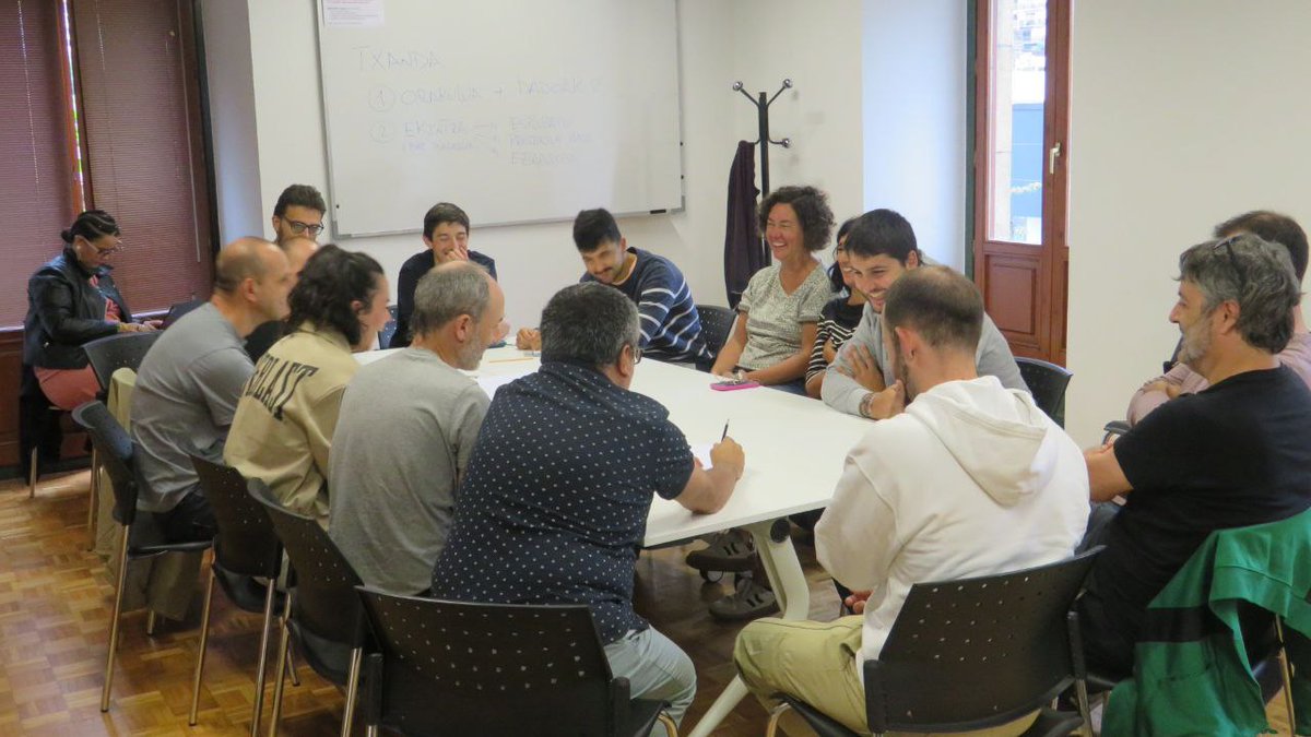 #UI53 

Kafe ostean tailerra Xabier Landabidearen  (DUko Aisia eta Garapena Ikerketa Taldekoa, Behategiko kidea) eskutik.

Urte lasaia: euskarazko komunikazioko etorkizuneko erronkei aurre egiteko mapa jokoa.