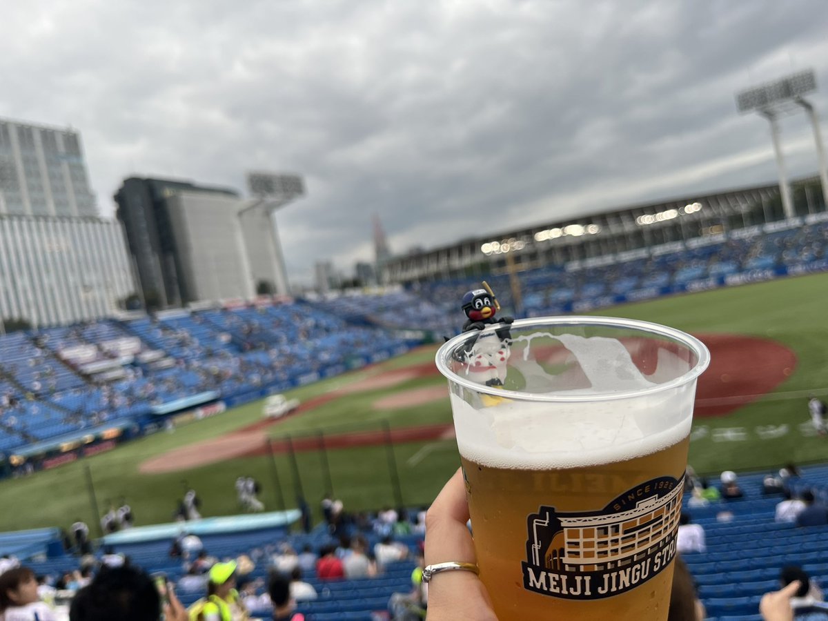 今日半額！！ビールのお姉さん探すので忙しい！！