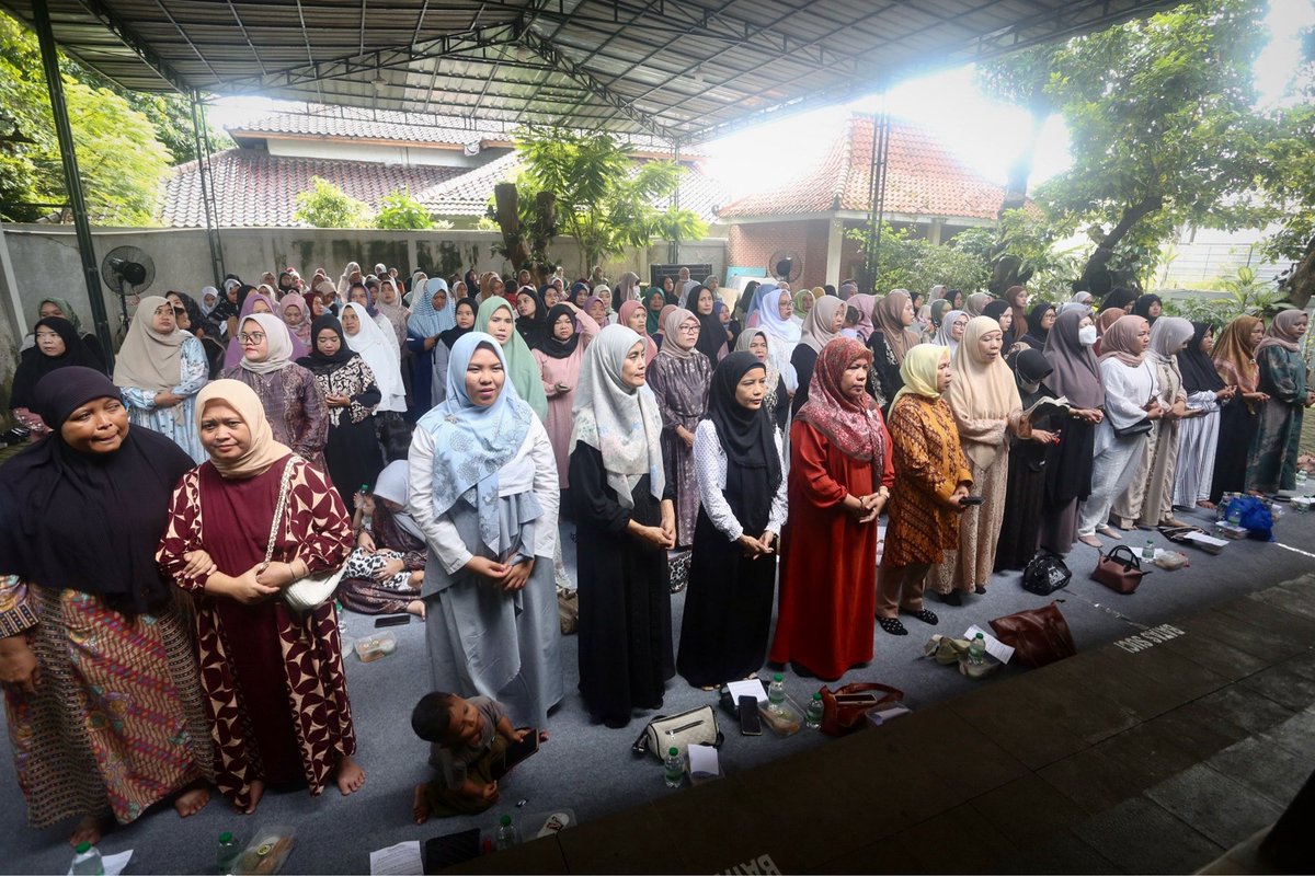 Alhamdulillah, hari ini saya dan keluarga bisa berkumpul, bershalawat, mengenang perjuangan Nabi Muhammad SAW bersama para santri Tahfidz Madrosatul Quran al-Iskandariyah dan ibu-ibu warga Ciganjur. 

Semoga kita bisa meneladani jejak keteladanan Nabi Muhammad SAW, dan segala
