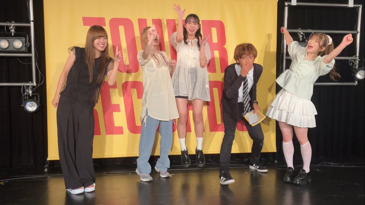 TuppariKEN16's tweet image. 【24歳を振り返って①】
24歳になってから豆柴の大群の5人と距離が大きく縮んだと思う
FCはこの一年皆勤でくじで考えたコントのおかげで豆粒仲間が増えました
豆柴の大群から夢、元気、仲間、お笑いなどたくさんの物をもらった
改めて感謝している
いつもありがとう
#豆柴の大群