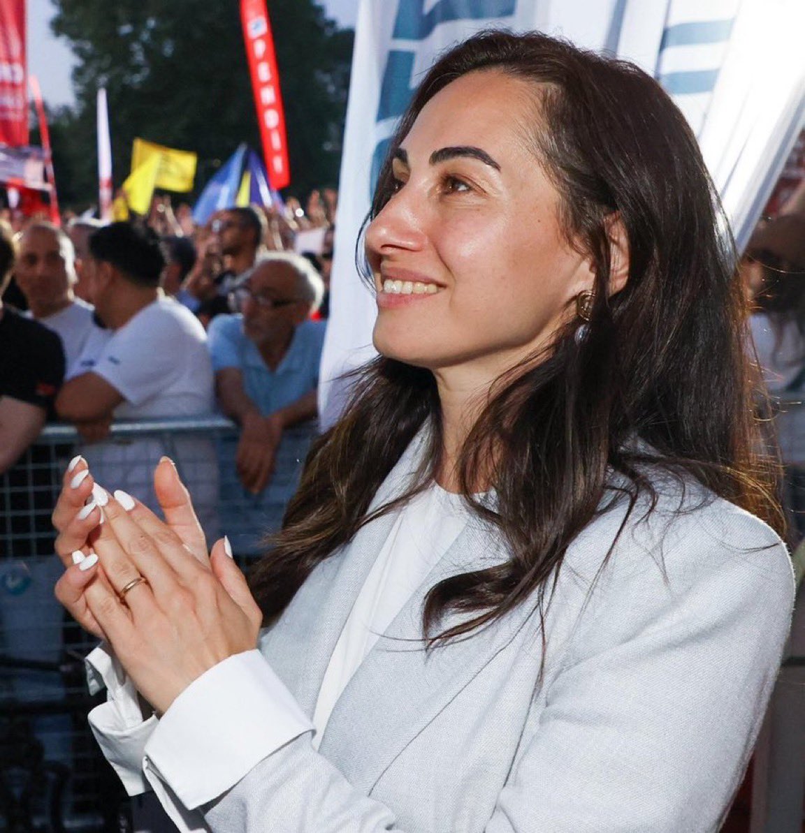 CHP’den istifa eden Beykoz Belediye Başkanvekili Özlem Vural Gürzel, Cumartesi günü AKP’ye katılacak!

Muhaliflerin oylarıyla seçiliyorsunuz, sonra topuklaya topuklaya AKP’ye katılıyorsunuz.

Sizde bir gram vicdan, bir gram insanlara saygı yok mu? Yazıklar olsun!

Alacağın maaşın
