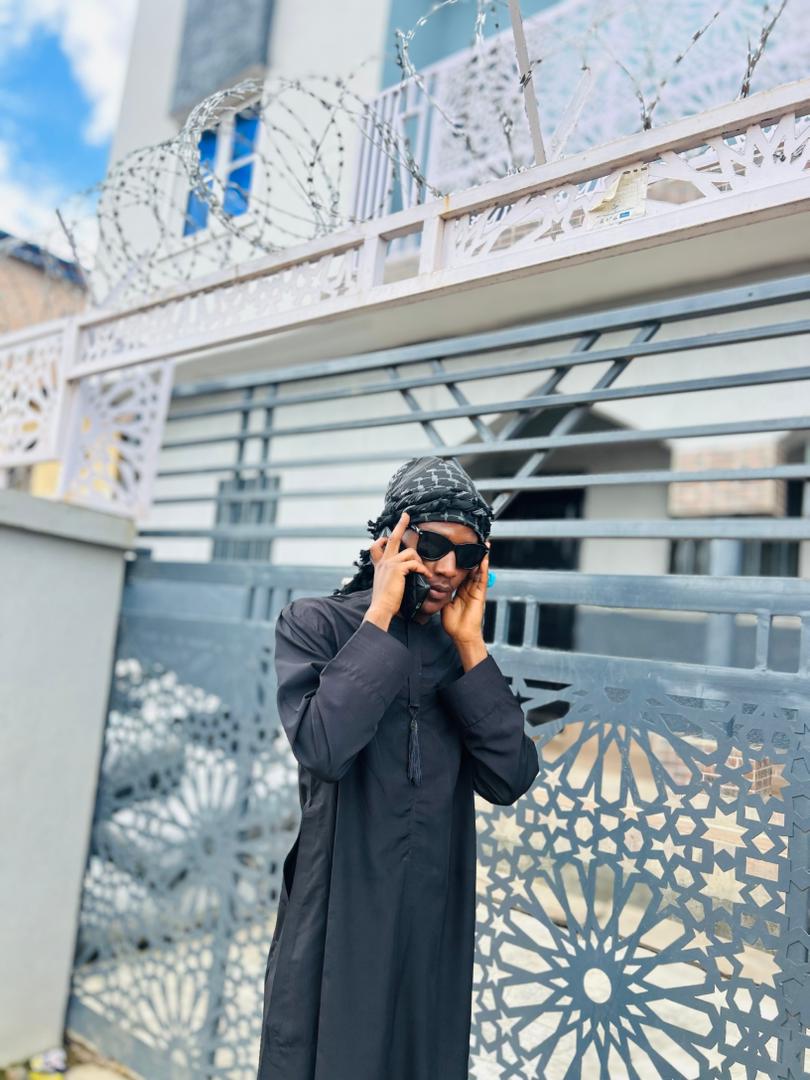 Balarabe8438's tweet photo. Confidence is the best outfit – wear it and own every moment. ���🖤 https://t.co/MJySOeGXWp