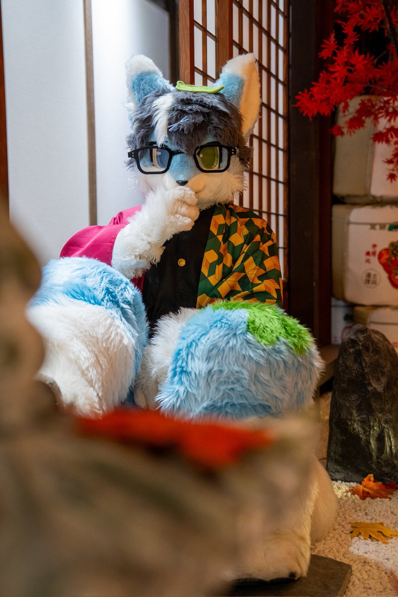「怎麼了？ 你已經被我迷住了嗎？」

#FursuitFriday
📷：<a href="/Init_Monsters/">小怪 🦊 🔜 Infurnity</a>