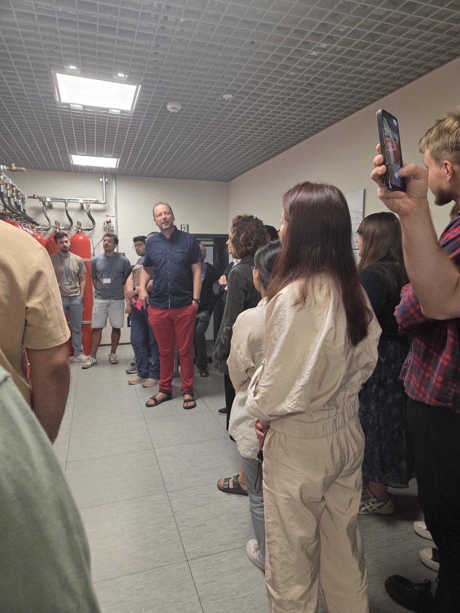 🌍 32 młodych naukowców z całego świata spotkało się we Wrocławskim Centrum Sieciowo-Superkomputerowym na International Summer School „Spectroscopic Data Analysis with iSpec” 🔭

Gwiezdne widma, iSpec &amp; superkomputery 🚀

👉 Szczegóły: cc.eurohpc.pl/index.php/szko…

#Astro #iSpec #HPC