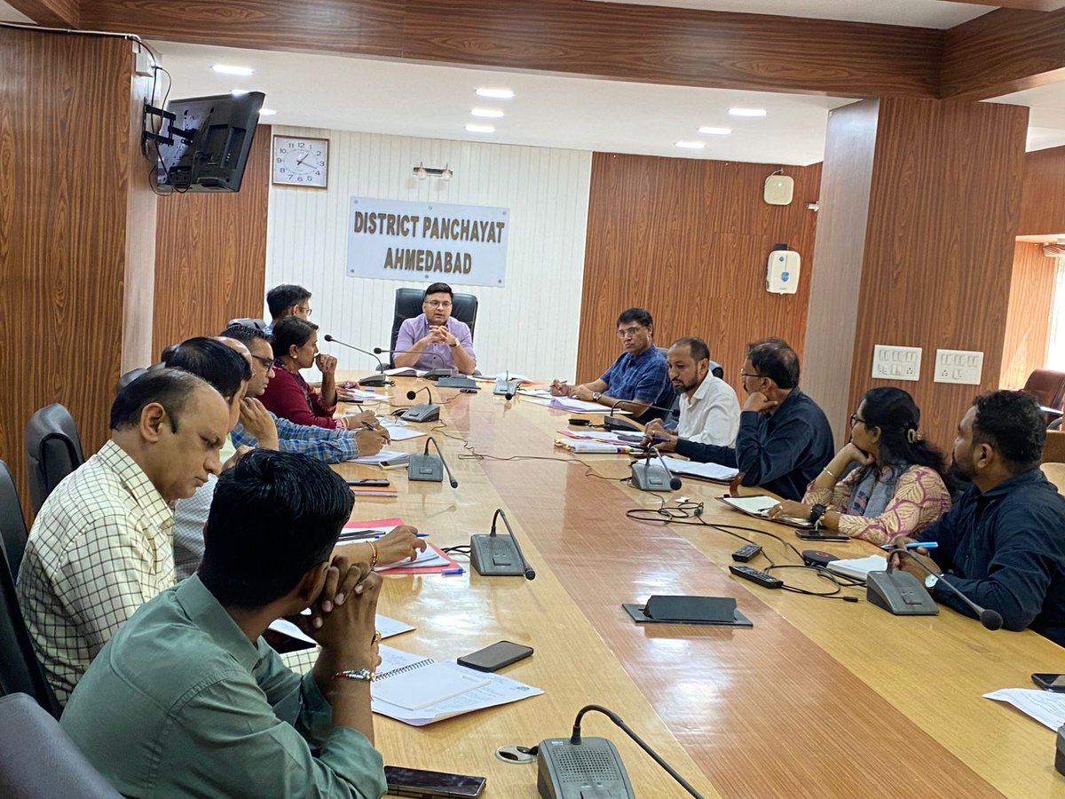 આજ રોજ અત્રેના જિલ્લા ખાતે તમામ શાખાધિકારીશ્રીઓ સાથે  "સ્વચ્છતા હી સેવા-૨૦૨૫"  અંતર્ગત  મીટીંગનું આયોજન કરવામાં આવ્યુ, જેમાં તમામ શાખાના કર્મચારીશ્રીઓને  "સ્વચ્છતા હી સેવા-૨૦૨૫"  ઝુંબેશમાં સક્રિયપણે સહભાગી થવા સુચના આપવામાં આવી. 
 #SwachhataHiSeva2025 
<a href="/CMOGuj/">CMO Gujarat</a> <a href="/SwachhBharatGov/">Swachh Bharat Urban</a>