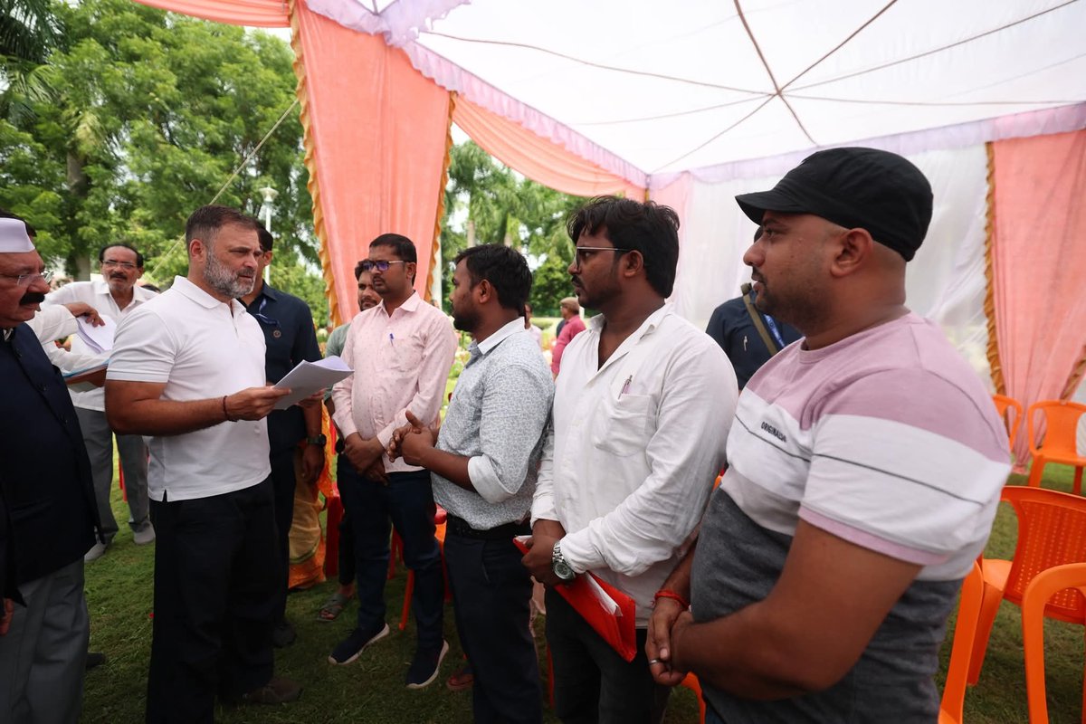 नेता प्रतिपक्ष से मिले #69000shikshakbharti के पीड़ित ओबीसी एससी अभ्यर्थी। 
नेता प्रतिपक्ष ने आश्वासन दिया कि आपकी हर सम्भव मदद की जाएगी व  मा.प्रधानमंत्री को पत्र लिखकर जल्द न्याय की बात कहीं!
#69000_शिक्षक_भर्ती_आरक्षण_घोटाला <a href="/RahulGandhi/">Rahul Gandhi</a> <a href="/PMOIndia/">PMO India</a> <a href="/narendramodi/">Narendra Modi</a> <a href="/AmitShah/">Amit Shah</a>