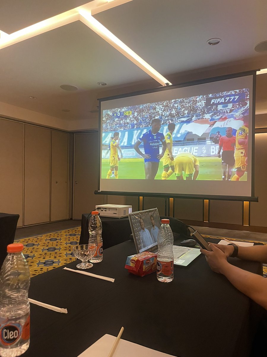 Meeting sambil nonton