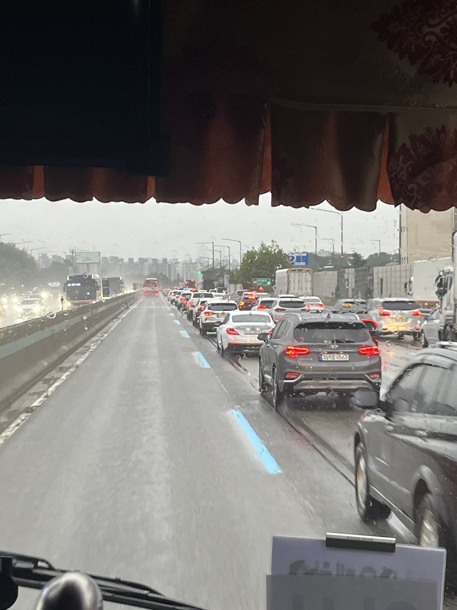 버스타면 이게 너무 좋음… 
다른 차선은 꽉꽉막히는데
우리만 쌩-하구 지나감