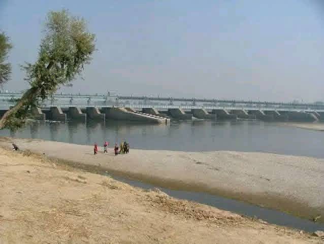شور میں صداؤں کے اجنبی ہواؤں کے 
کون سننے والا ہے؟کس سے اب کہا جائے
گفتگو پہ پہرے ہیں ہرطرف کٹہرے ہیں 
راستے معین ہیں ہر قدم پہ لکھا ہے 
کس جگہ پہ رکنا ہےکسطرف چلا جائے 
دل کی بات کہنےکا اک یہی طریقہ ہے 
چھپ کے ساری دنیا سے اب گھروں کے کونوں میں 
آپ ہی سنا جائے آپ ہی کہا جائے