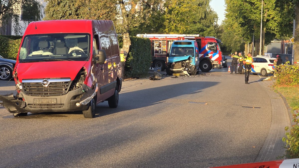 Flinke schade bij botsing met twee busjes op kruising