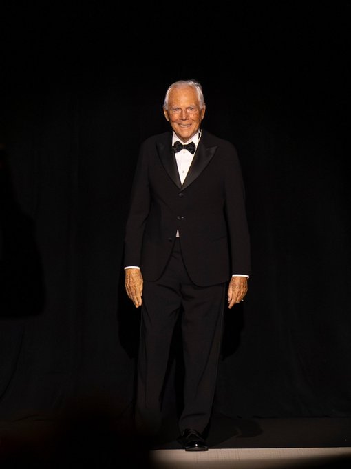 المصمّم العالمي جيورجيو ارماني أوصى بنقل كامل ملكية شركته Giorgio Armani SpA إلى مؤسسته الخيرية، وأفراد من عائلته، إضافةً إلى شريكه المقرّب ومدير أعماله منذ سنوات طويلة ليو ديل أوركو، الذي سيتولى الإشراف على الدار بعد رحيل مؤسّسها.. وبحسب ما نقلته وكالة بلومبرغ عن وصية المصمّم الإيطالي الراحل، فإن الوثيقة تحدّد أيضاً شروط بيع حصة أولية تبلغ 15% من الشركة من قبل المؤسسة إلى مجموعة LVMH أو EssilorLuxottica أو L Oréal أو شركة أخرى ذات وزن عالمي، وذلك خلال فترة لا تتجاوز 18 شهراً.. ويُنتظر أن يلعب ليو ديل أوركو، الذي كان أرماني يصفه ب الذراع اليمنى ، دوراً محورياً في المرحلة المقبلة لضمان استمرارية الدار ورؤيتها الإبداعية.. spotlight 