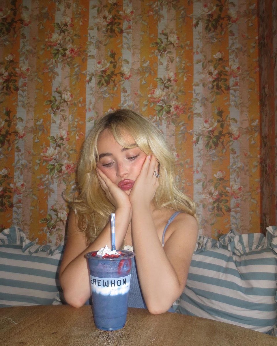 sen çok aptal ve şiirselsin bu yüzden düştüm sana ve estetiğini seviyorum