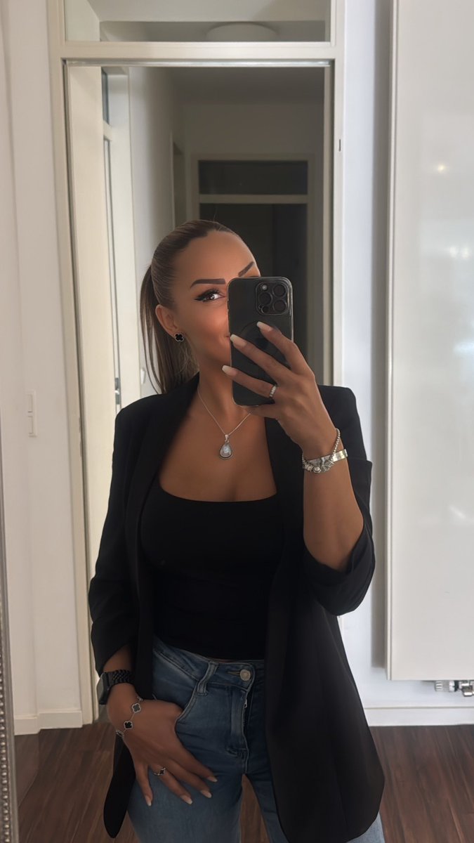 Es ist Freitag💸Zeit zu zeigen, wofür ihr benutzt werdet. Wenn ihr mich heute näher an euch heranlassen wollt, sorgt dafür, dass ich es merke: Überweisungen sofort, großzügige Beiträge bleiben länger in meinem Fokus. Schlampige Ausreden interessieren mich nicht. #geldherrin