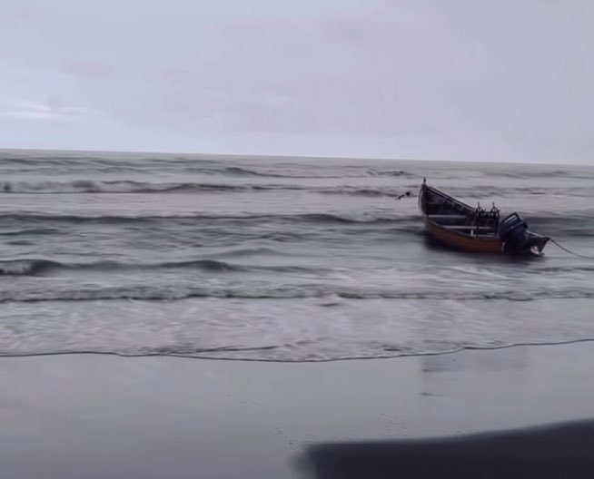 “Bir kayık alıp götürsün beni çocukluğuma,orada bekliyor olsun tüm mümkünler.Tek kaygım salıncak sırası bir de yetişmeyen ödevler olsa..Söz veriyorum Allahım hiç acele etmeyeceğim  büyümek için bu sefer..”💙