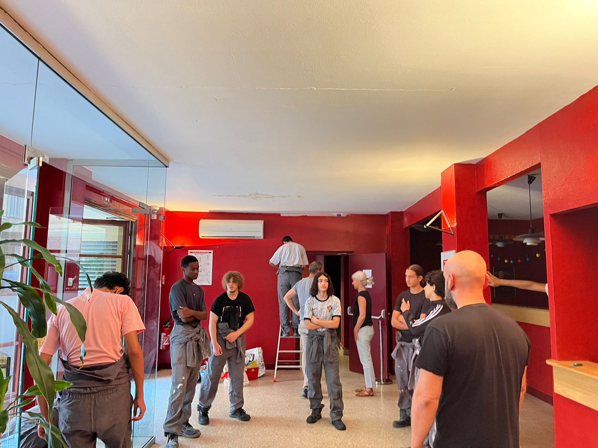 Les élèves de 1AFB de VAUBAN vont vivre une expérience pédagogique exceptionnelle:un CHANTIER école au sein de l'emblématique théâtre Francis Gag du vieux Nice!1er jour:découverte du lieu et de son histoire, protection des sols &amp; des murs pour une future rénovation des PEINTURES!