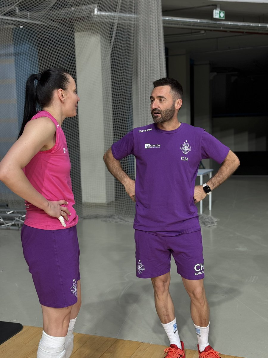 César Hernández González jest już z nami🔥 
Nasz pierwszy trener dołączył do drużyny i rozpoczął pracę z zespołem 💪🏐

Witamy na pokładzie, trenerze!🙌
Welcome coach! 🙌

#CzasNaDevelopres #Rzeszów #Volleyball #siatkowka #Sport