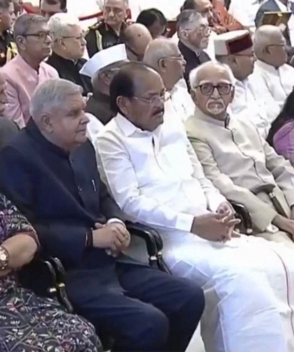 धनखड़ जी कुछ तो बोलिए 
आपकी खामोशी नेताओं युवाओं को कमजोर कर रही है