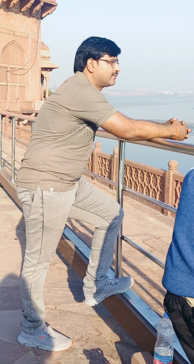 समंदर को शायद, यही बात खल गई........
एक कागज की कश्ती, कैसे मुझ पर चल गई।।।