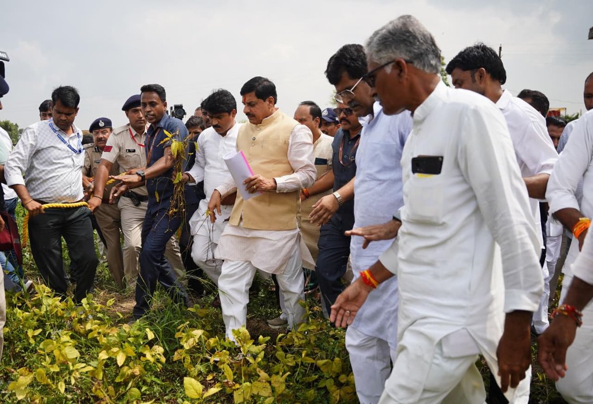 मध्यप्रदेश सरकार किसानों के साथ किसानों को किसी तरह का नुकसान नहीं होने देंगे : मुख्यमंत्री डॉ. मोहन यादव

मुख्यमंत्री ने जिले में खराब हुई सोयाबीन की फसल का सर्वे कराने के दिये निर्देश

RM: tinyurl.com/5n7z7p9t

<a href="/DrMohanYadav51/">Dr Mohan Yadav</a> 
<a href="/JansamparkMP/">Jansampark MP</a> 
<a href="/Aidalsinghkbjp/">Aidal singh kansana</a> 
<a href="/PROJSShajapur/">PRO JS Shajapur</a>