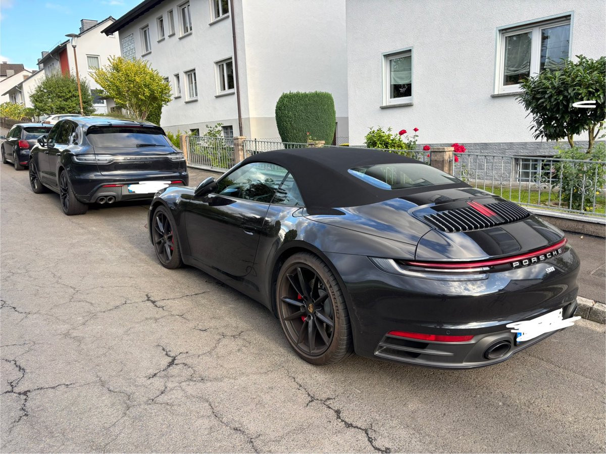 Ich kaufe seit 20 Jahren deutsche Autos.
Porsche. G-Klasse. BMW. Mercedes. VW-Bus. Für über eine halbe Million Euro. Alles hier in Deutschland. Darunter 3 BMW Neuwagen, ein Porsche 911 Neuwagen und ein VW Campingbus als Neuwagen. Das einzige nicht deutsche Auto in meinem Leben