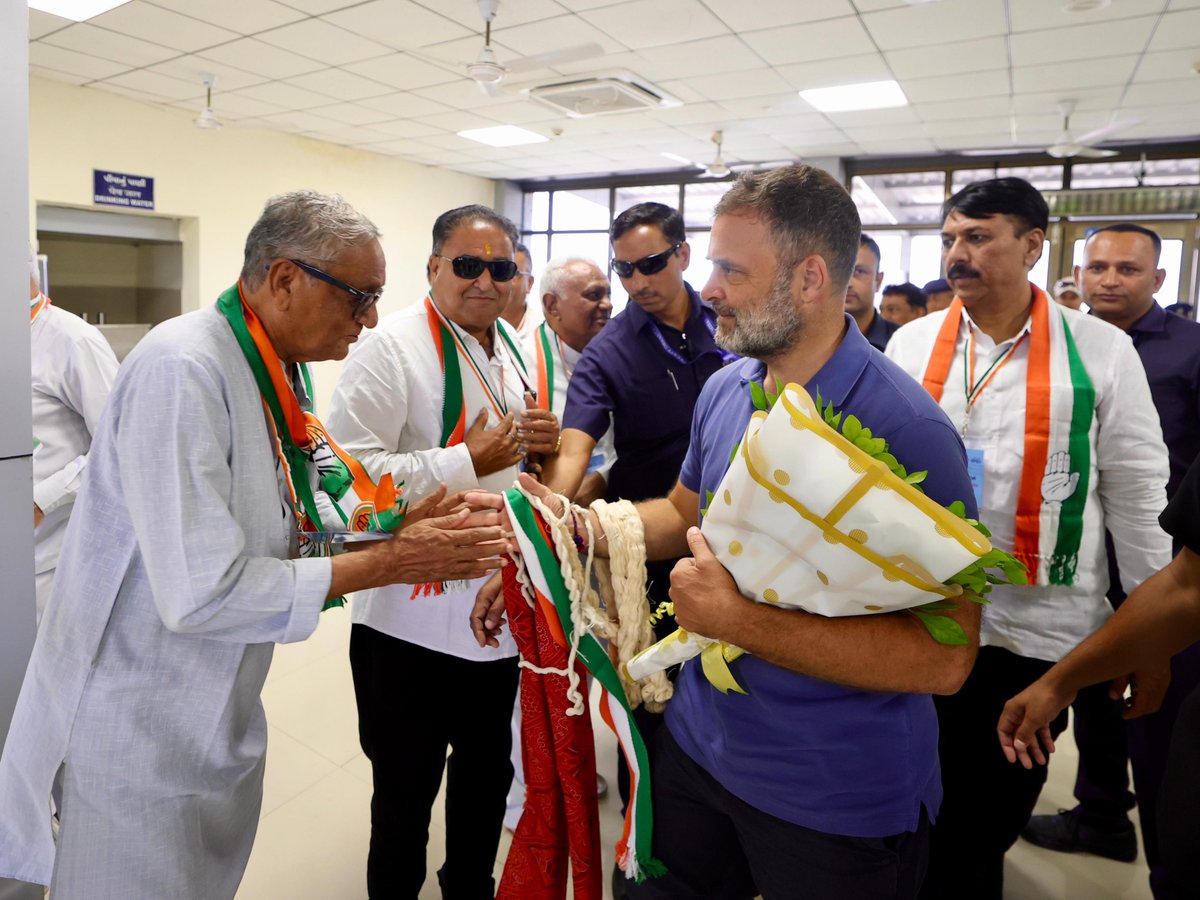 Congress (@incindia) on Twitter photo नेता विपक्ष श्री <a href="/RahulGandhi/">Rahul Gandhi</a> का केशोद एयरपोर्ट पर कांग्रेस के वरिष्ठ नेताओं और कार्यकर्ताओं ने आत्मीय स्वागत किया।
📍 गुजरात नेता विपक्ष श्री <a href="/RahulGandhi/">Rahul Gandhi</a> का केशोद एयरपोर्ट पर कांग्रेस के वरिष्ठ नेताओं और कार्यकर्ताओं ने आत्मीय स्वागत किया।
📍 गुजरात