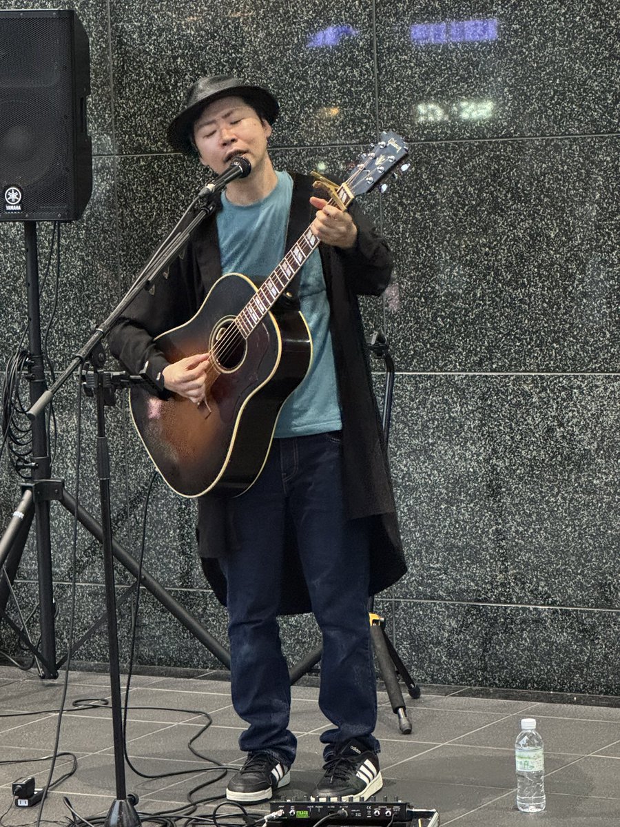 雨の中 京都駅で
トミタショウゴさんが
歌ってはりました(๑˃̵ᴗ˂̵)
